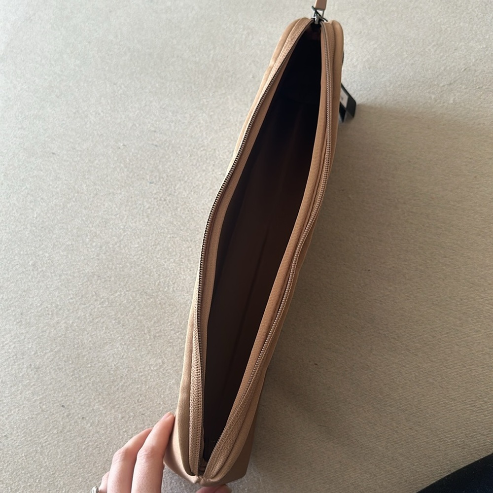 Skims Pouch - Picture 4 of 4
